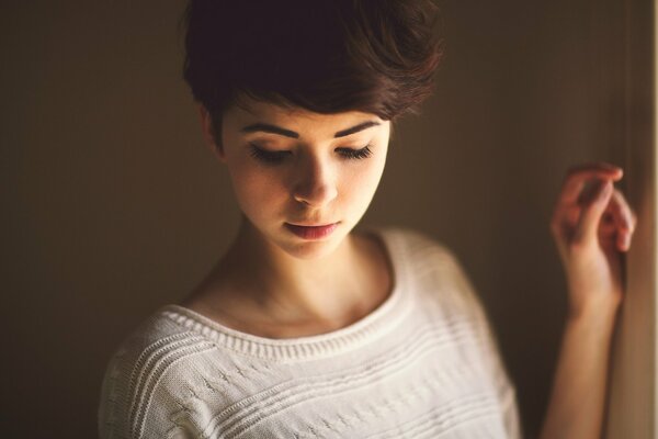 Retrato de una hermosa chica en blanco