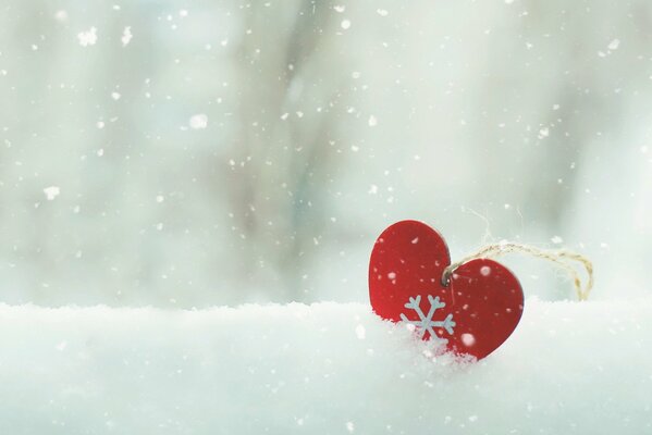 Le coeur dans la neige poudreuse