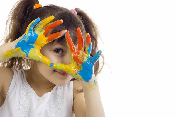 Foto di un bambino con i colori