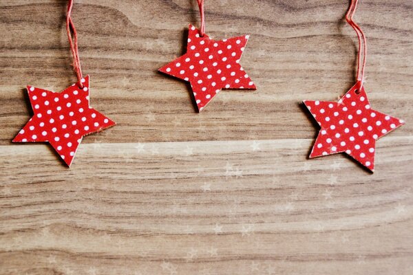 Estrellas de papel lunares rojos para la decoración