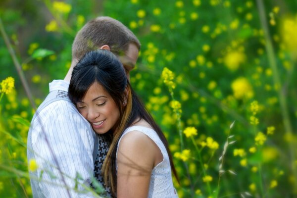 Un gars et une fille sur une date. Premier rendez-vous. Couple amoureux