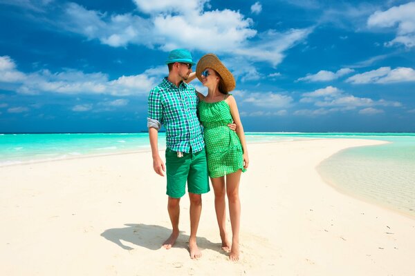 Coppia che passeggia sulla spiaggia ai tropici