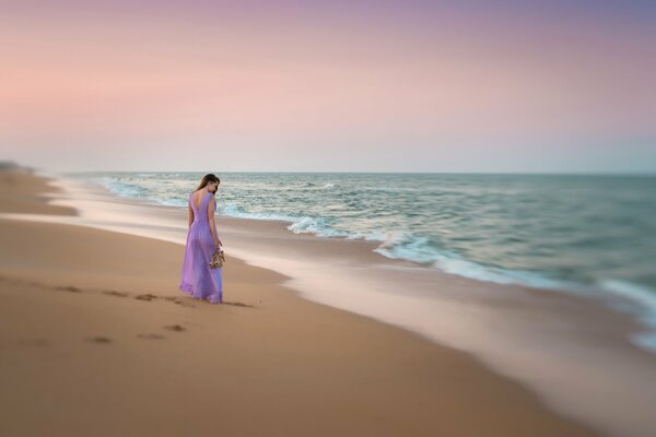 Une promenade sur la plage, jeune fille