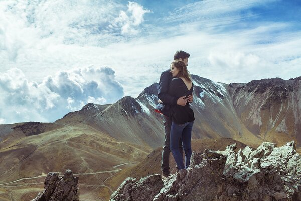 Un couple amoureux dans les montagnes