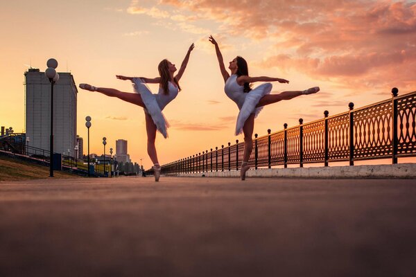 Zwei Ballerinas am Wasser
