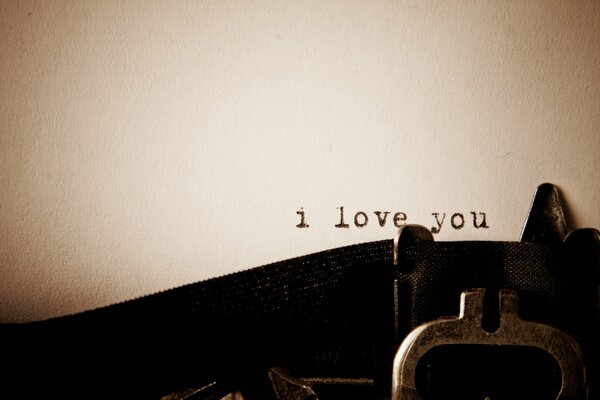 Ich liebe dich Die Inschrift auf dem Papier ist mit einer Schreibmaschine gedruckt