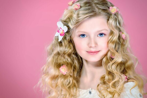 Ragazza con fiori tra i capelli