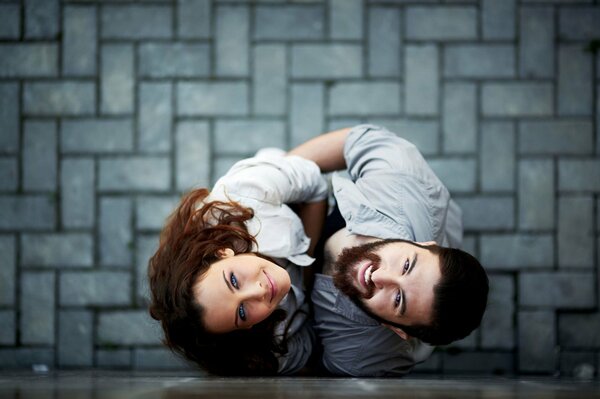 Ragazzo e ragazza stanno in piedi e sorridono