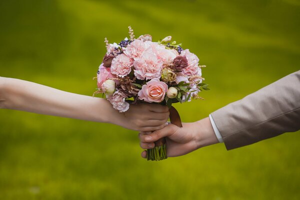 Marito e moglie in possesso di un bouquet