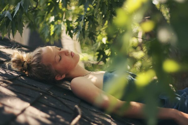 Bella ragazza dorme. La ragazza sta riposando. Dormire all aria aperta