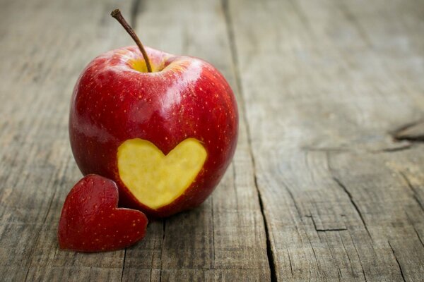 Herz aus rotem Apfel