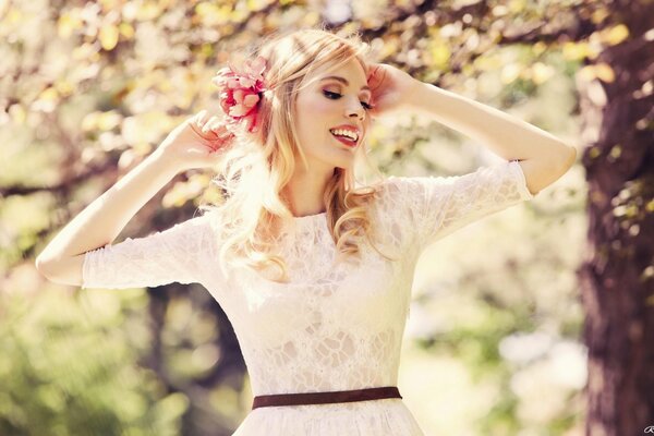 Belle fille dans le parc