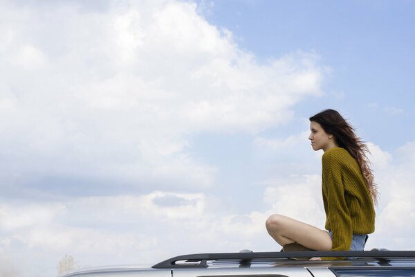 Dziewczyna na dachu samochodu