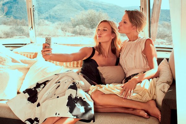Taylor Swift e Karlie Kloss servizio fotografico sulla rivista vogue 2015