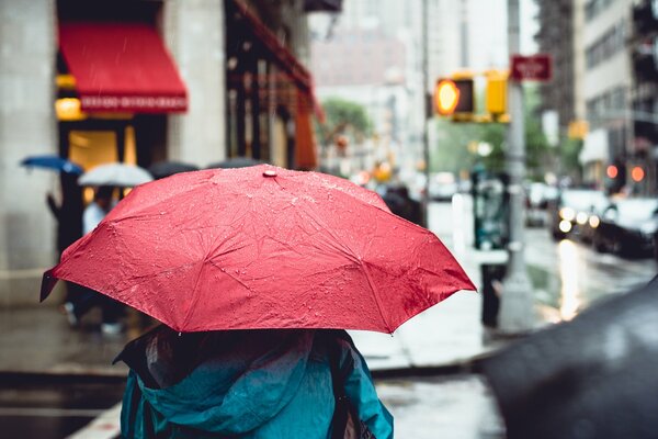 Mężczyzna z parasolem na ulicach miasta