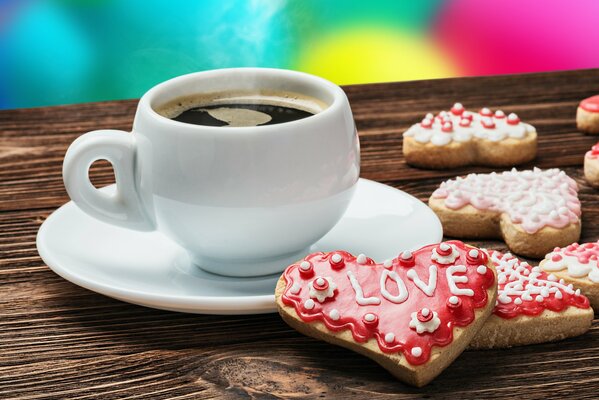 Una taza de café y galletas en forma de corazón