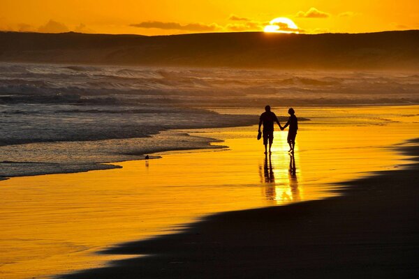 Romantique de la rencontre de deux amoureux au bord de la mer