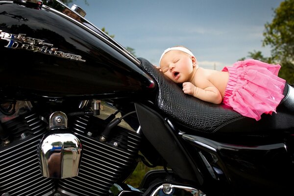 Couchage fille sur une belle moto noir
