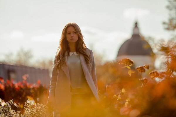 De l automne. la fille sur le fond de l église