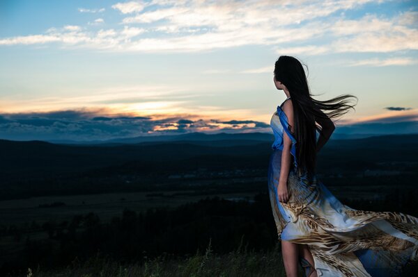 Chica al atardecer en las montañas