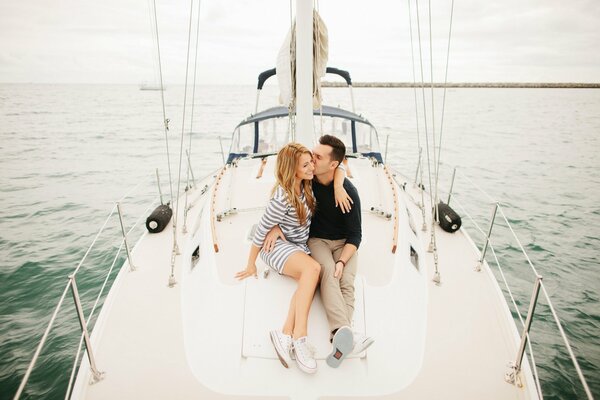 Un couple d amoureux sur un yacht dans le style classique
