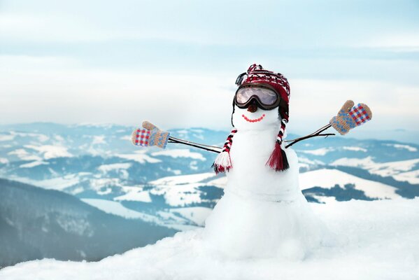 Muñeco de nieve en la colina de la montaña