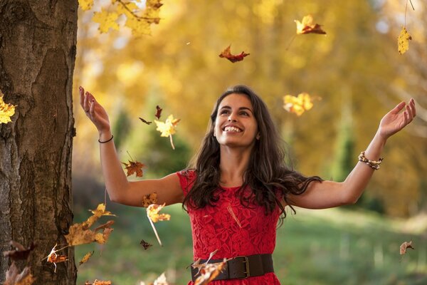 Belle fille joue avec les feuilles