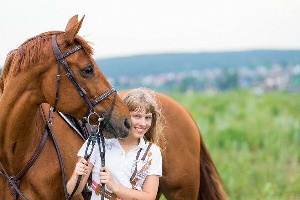 La chica y el caballo son los mejores amigos