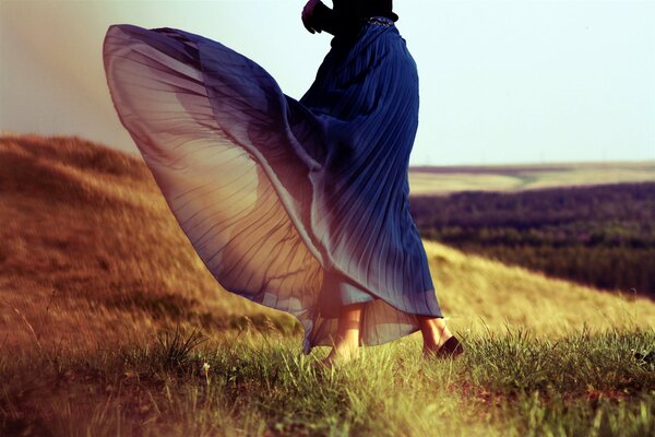 Ragazza che corre sul campo in un vestito