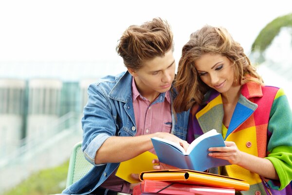 Pareja de enamorados leyendo en otoño