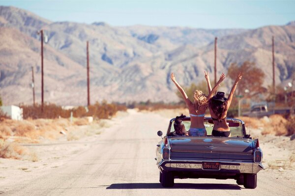 Vacaciones en las montañas en un convertible