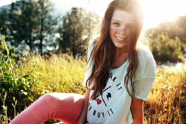 Ragazza in pantaloni rosa sul bordo estivo