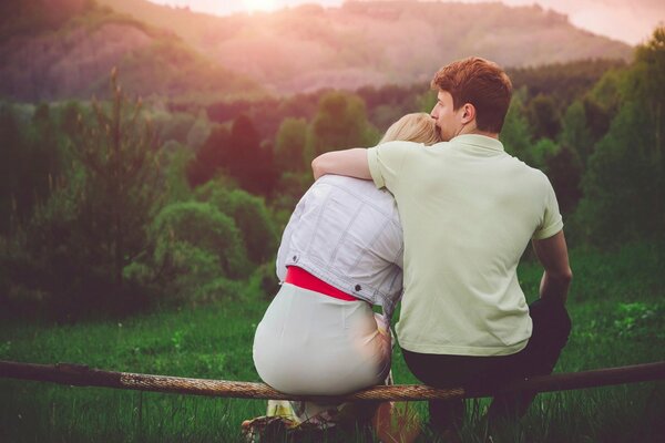 Chico y chica en la naturaleza