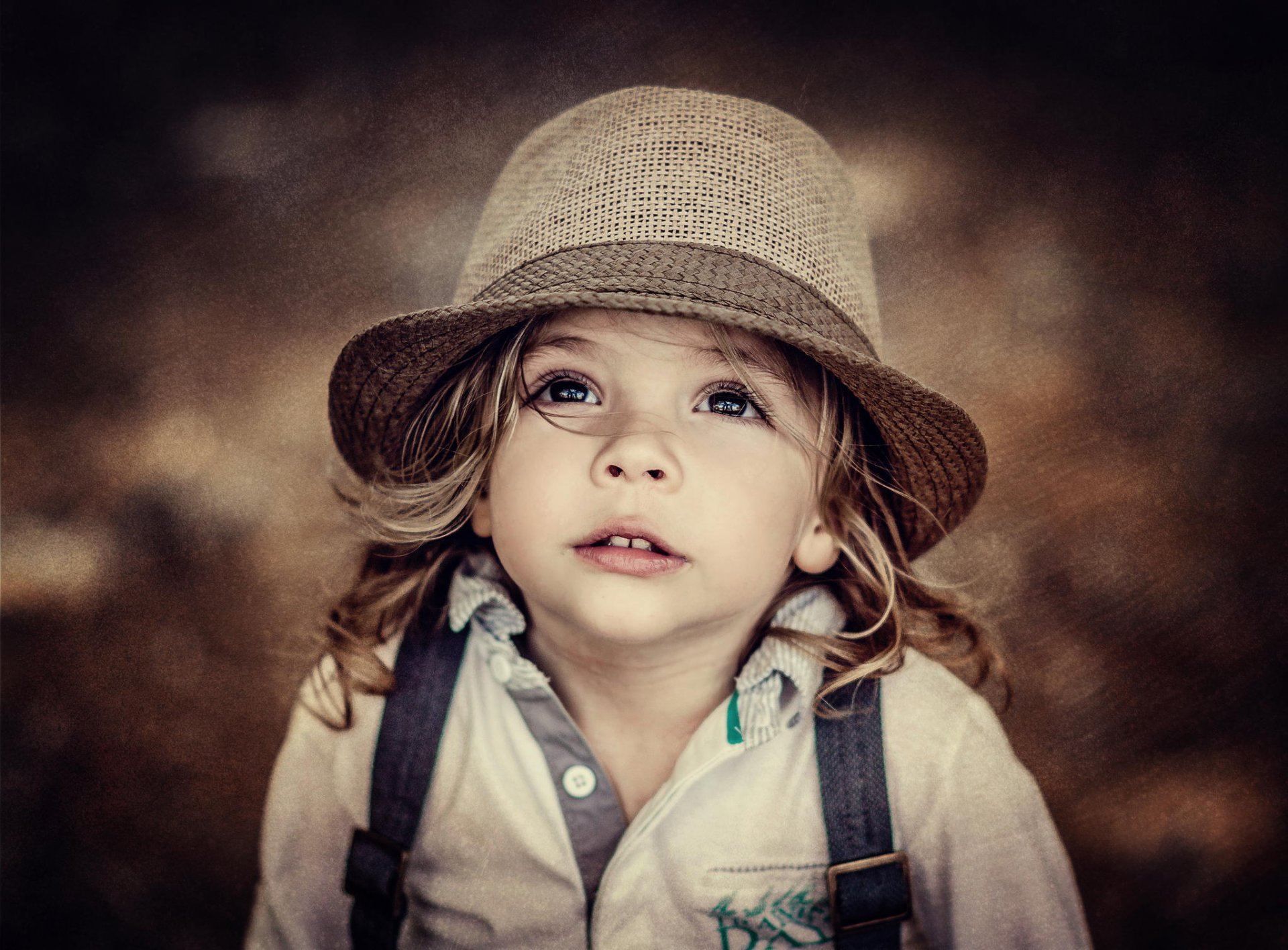 jeune fille portrait regard un chapeau un flou