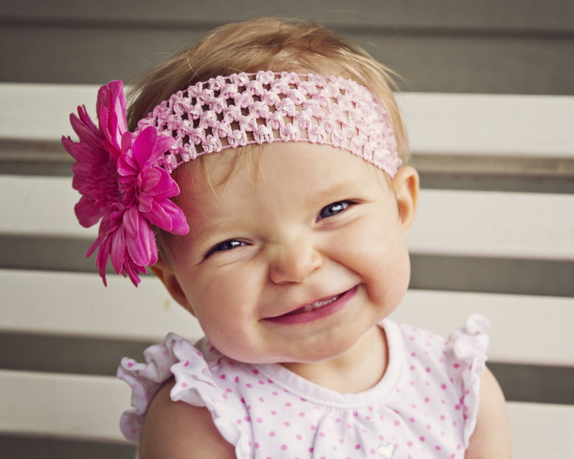 fille bébé sourire humeur fleur bandeau