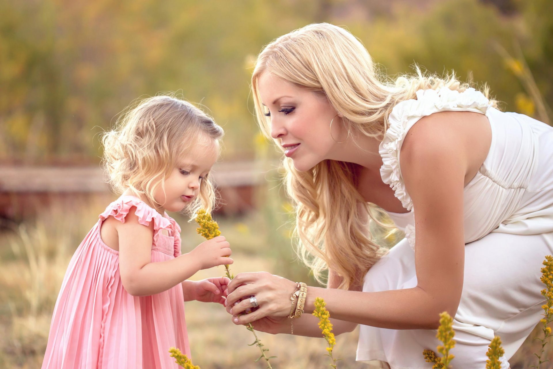 niña mamá familia flores amor