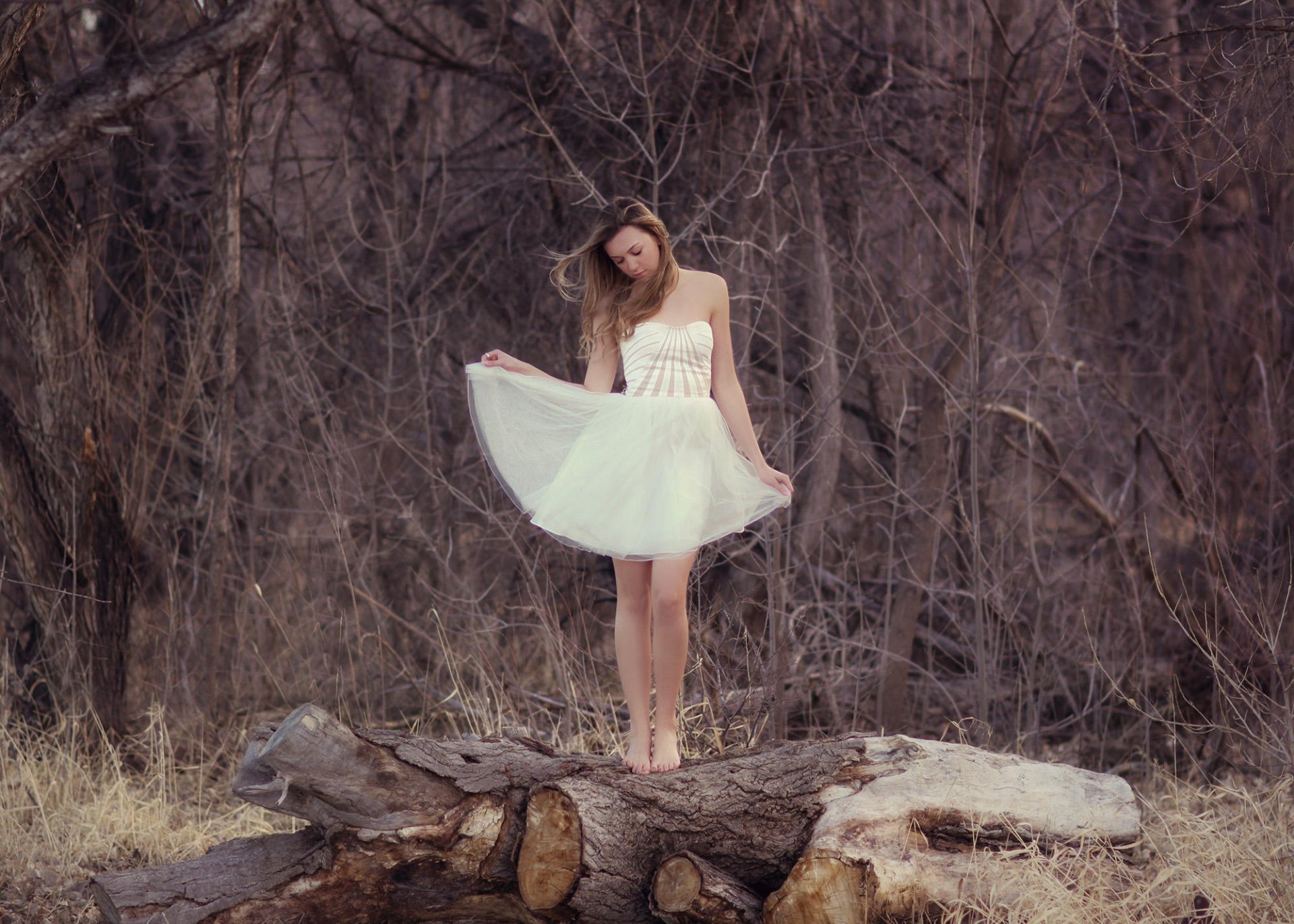 Девушка в лесу в платье