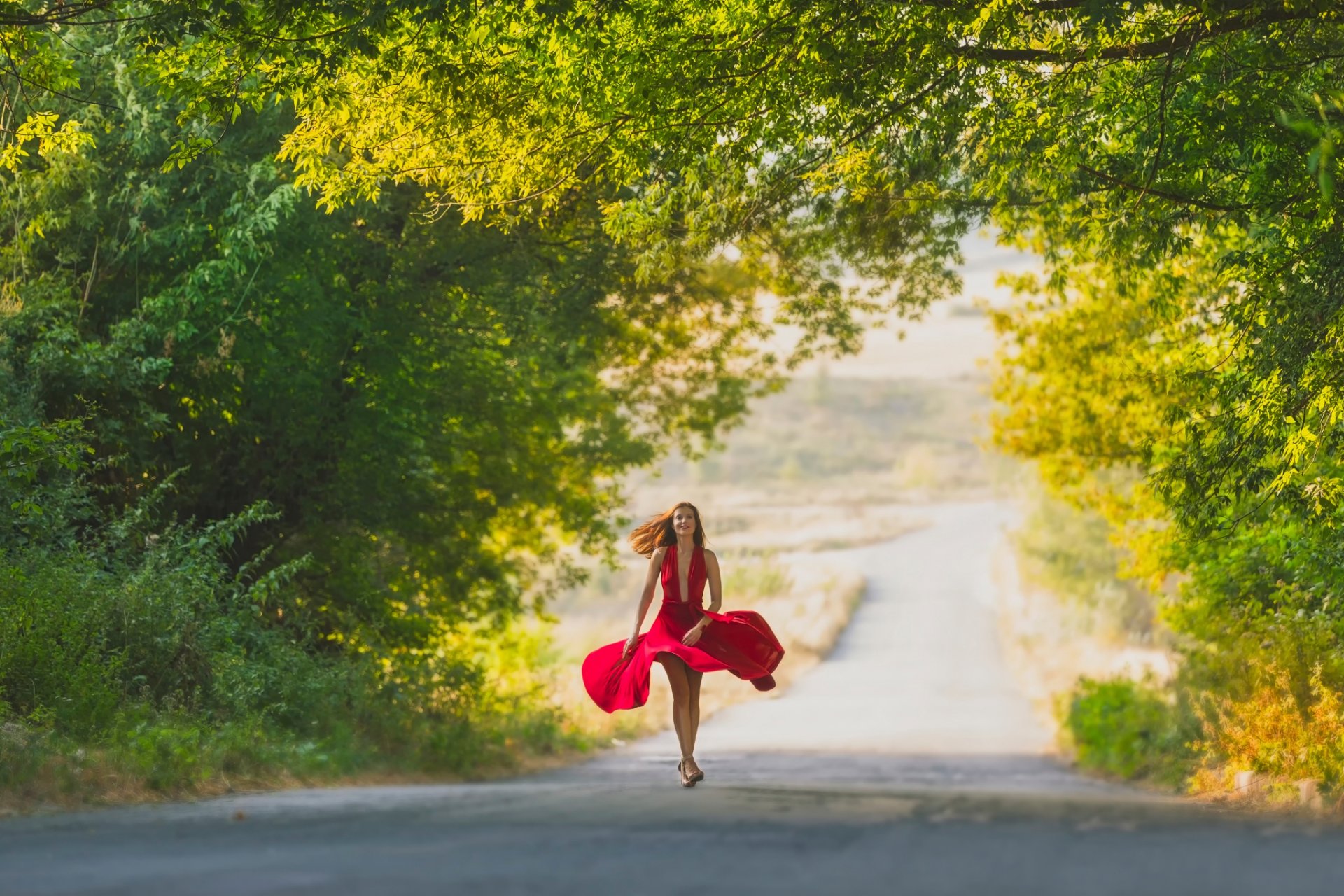 la dame en rouge la jeune fille en rouge la robe la route la démarche et la rousse