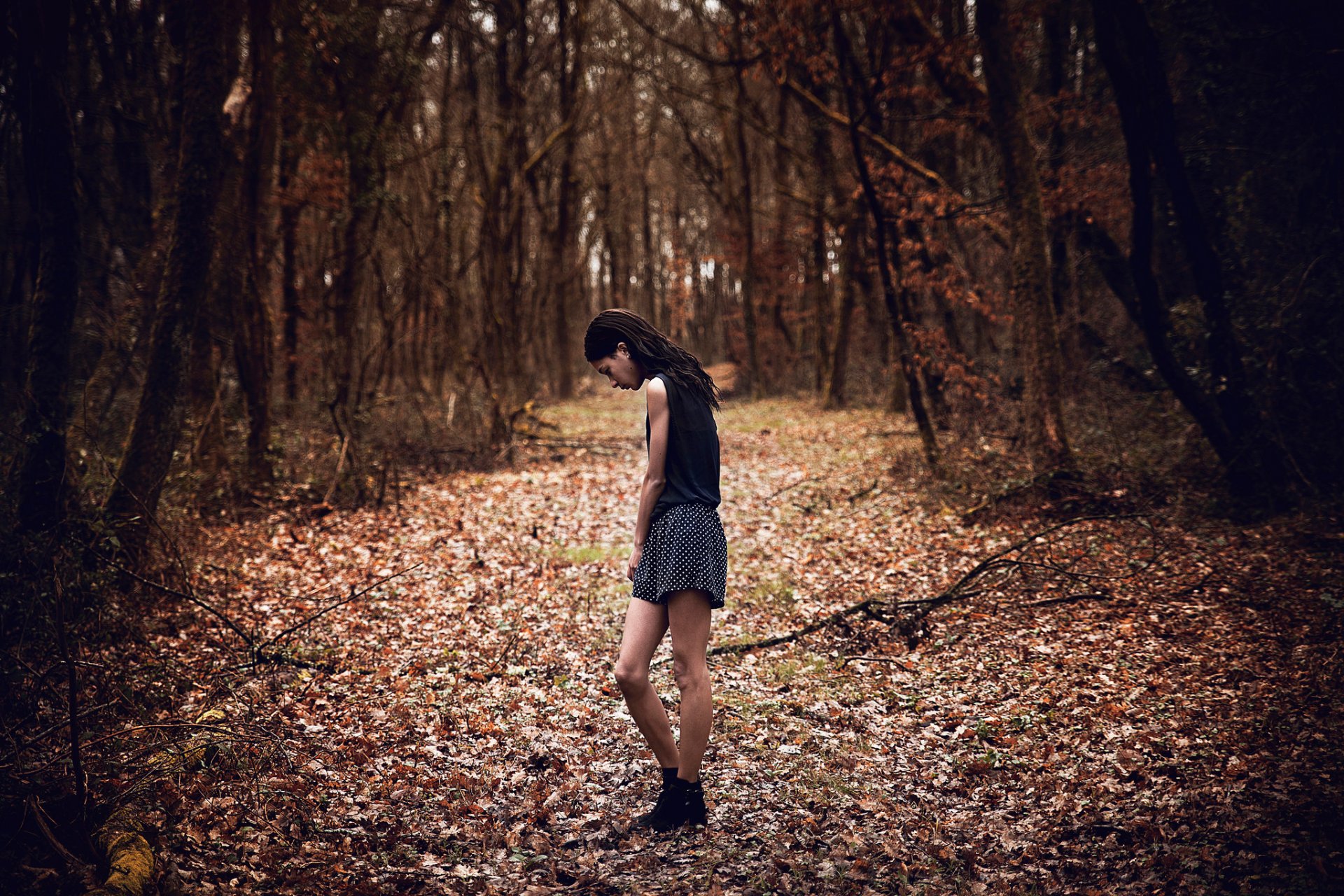 fille forêt automne tristesse