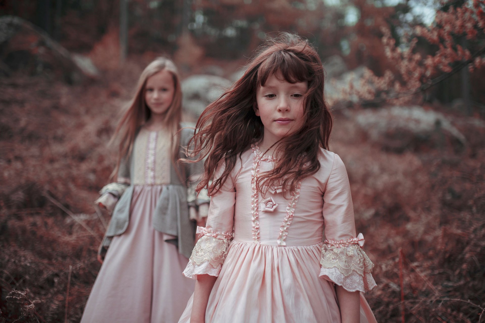 les filles la robe les cheveux la forêt