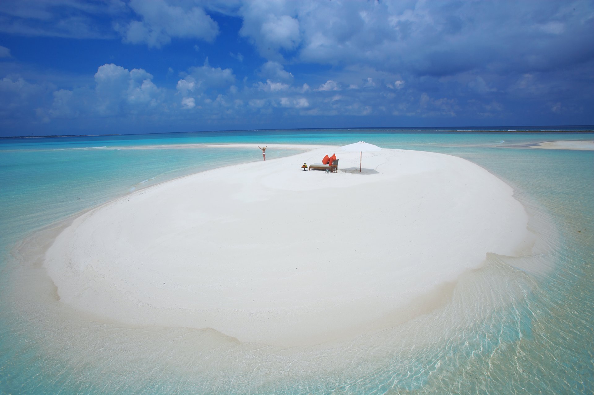 maldive oceano spiaggia sabbia acqua nuvole ragazza sfondo carta da parati widescreen schermo intero widescreen widescreen