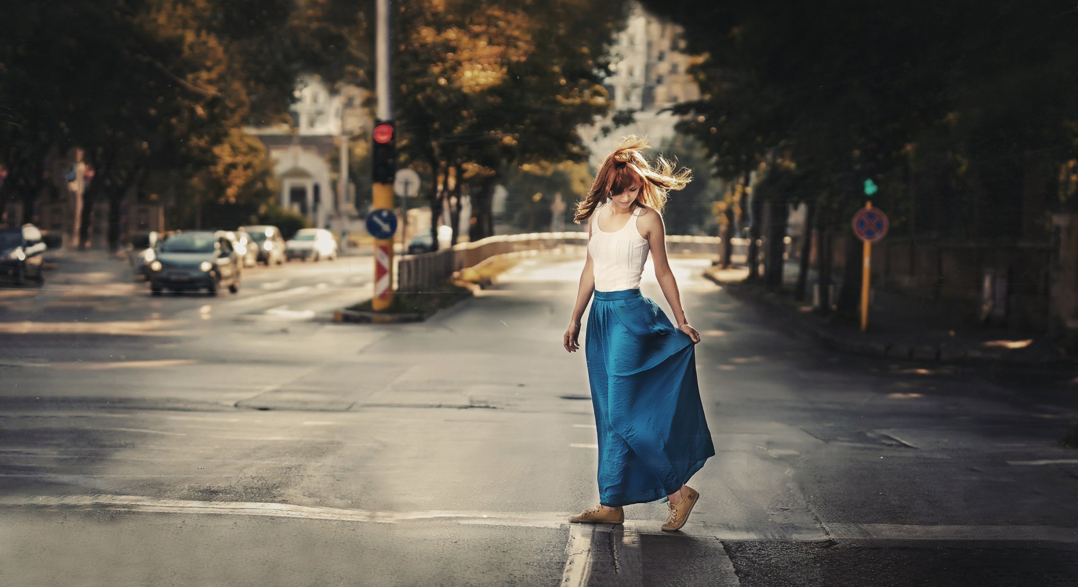 ragazza città strada mattina