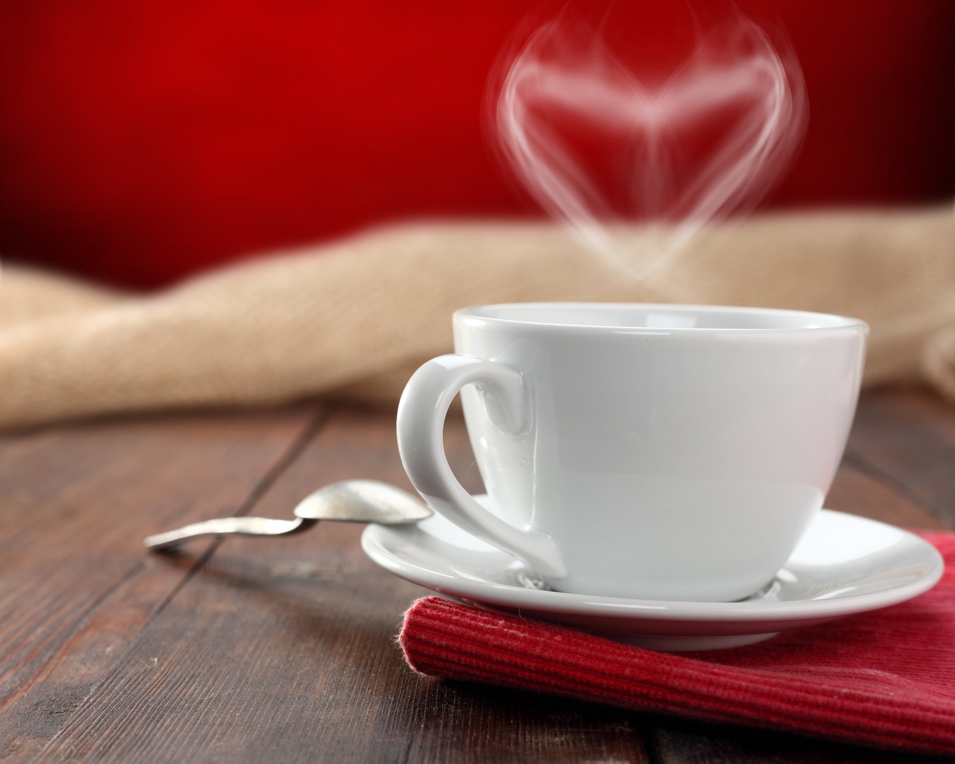 le café le thé la tasse le cœur soucoupe cuillère un bureau une serviette