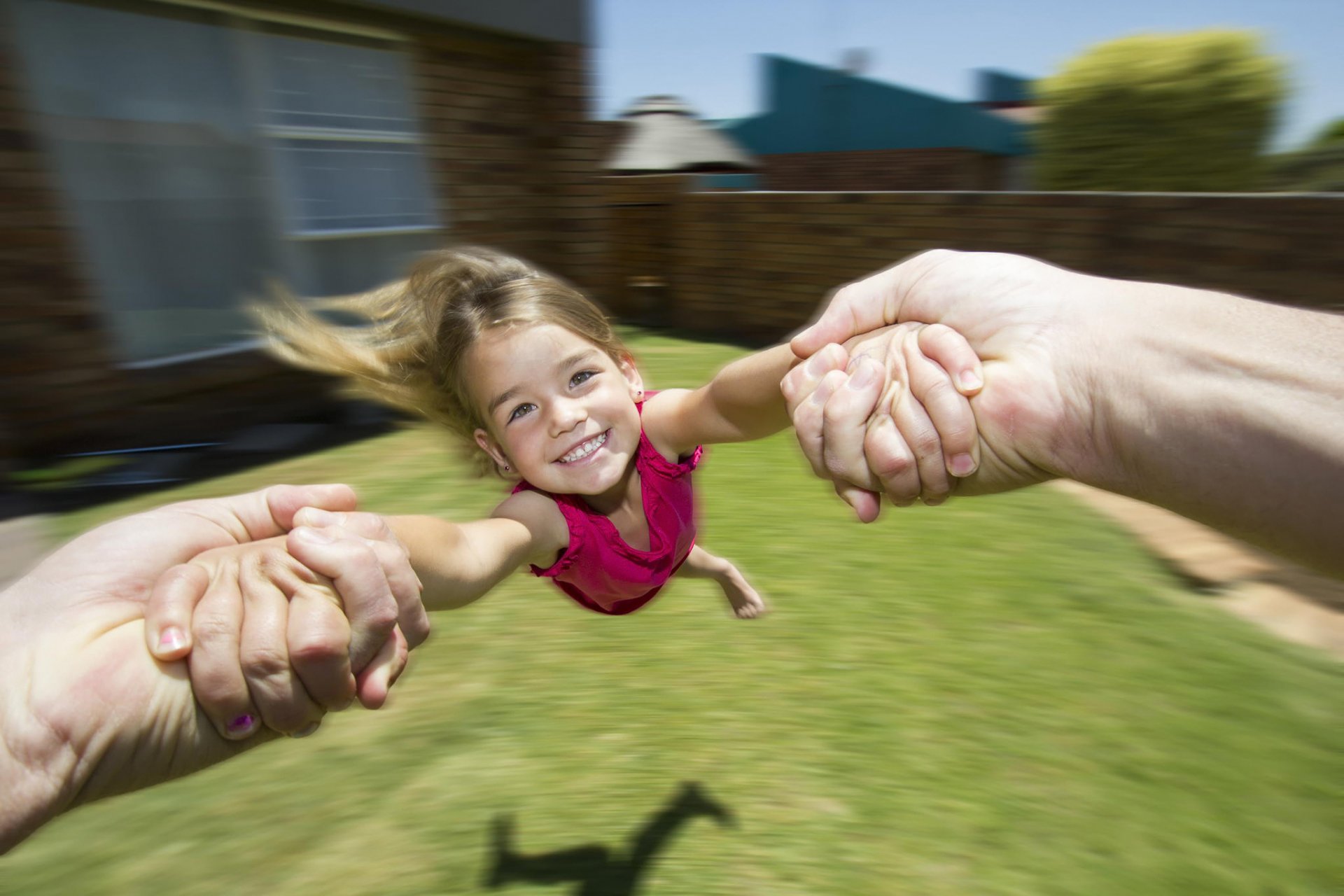 la petite fille le rire la joie les bras la rotation de la