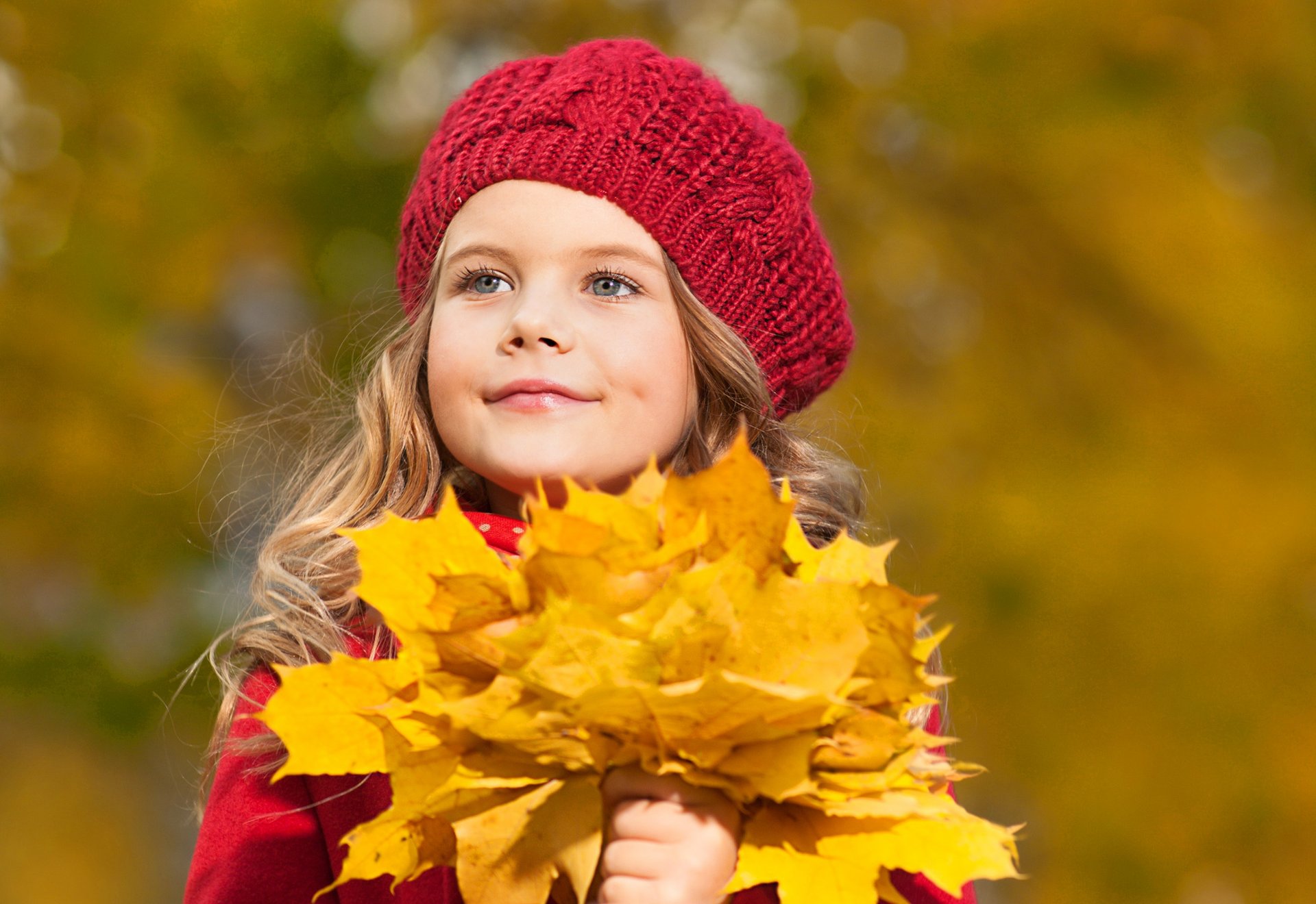 fille aux yeux gris blond vue feuilles béret automne