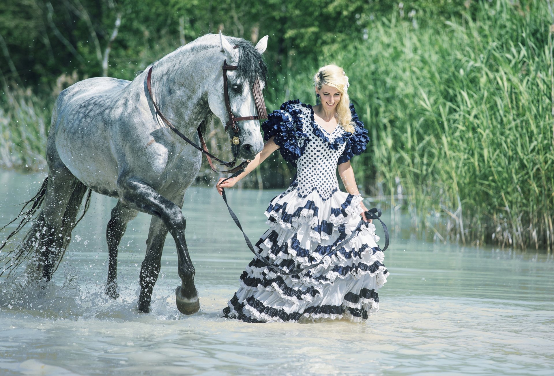 ragazza cavallo acqua passeggiata umore canne vestito