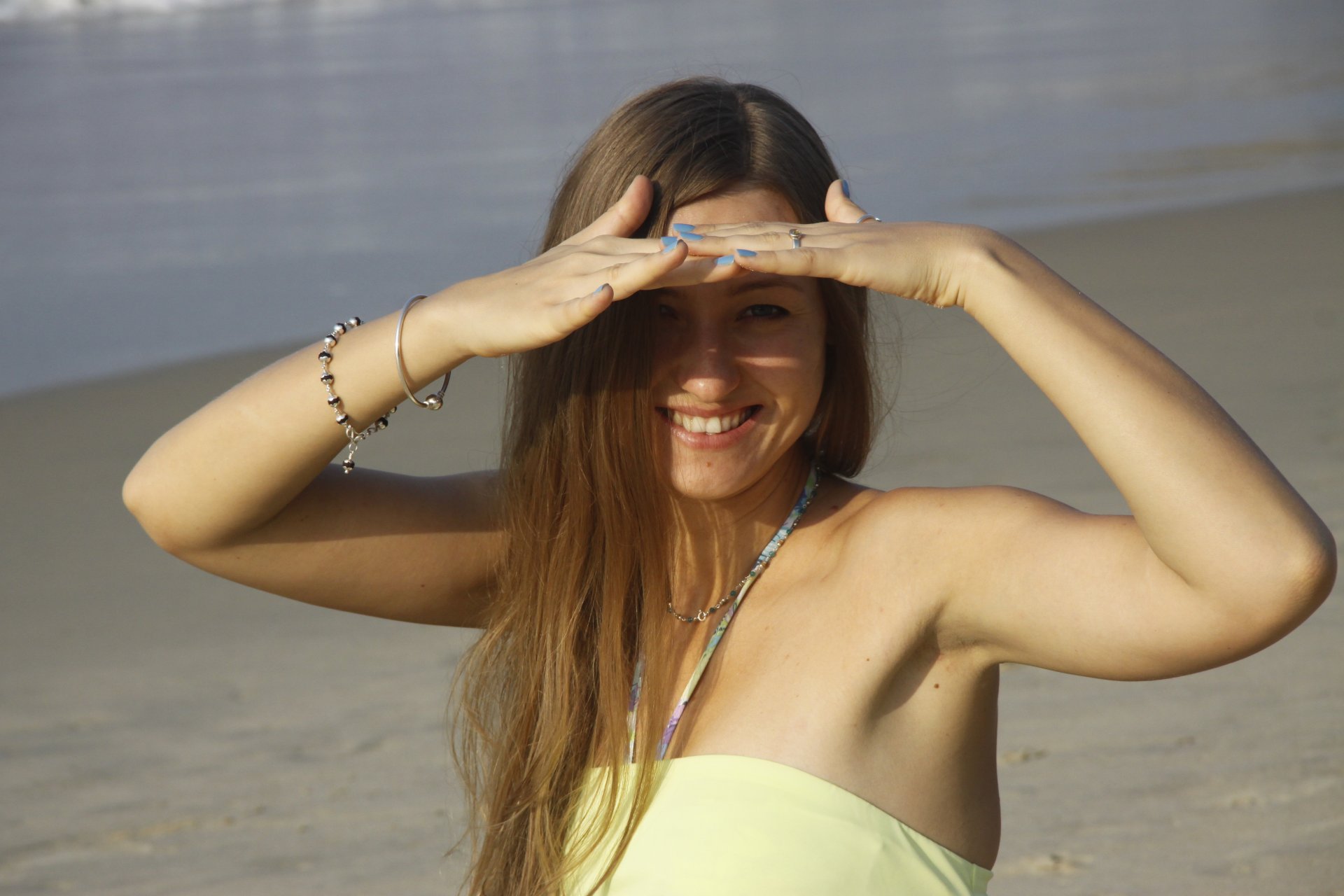 humeur fille sourire mer marche fond fond d écran