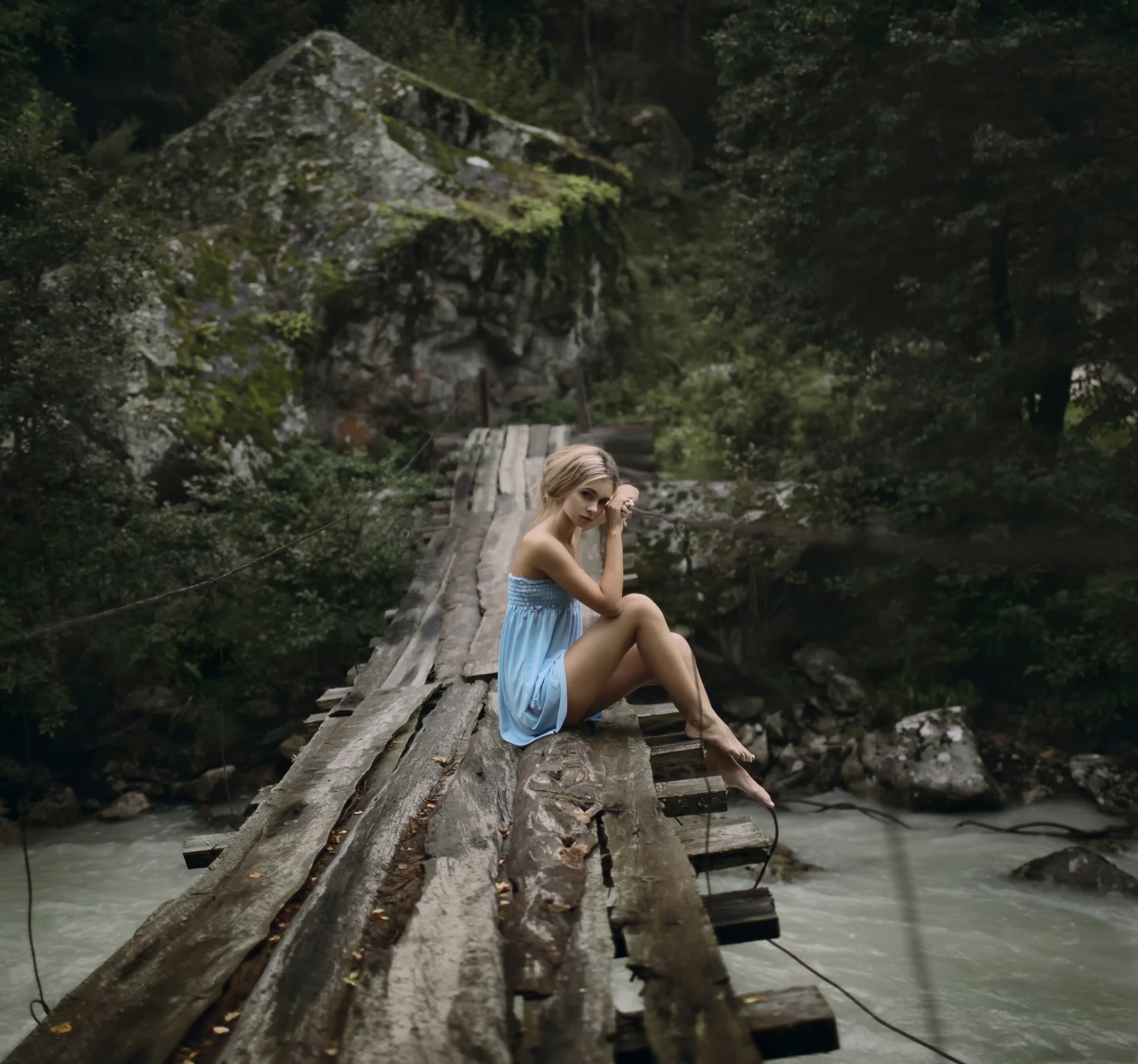 le pont de la jeune fille la robe les pieds le regard