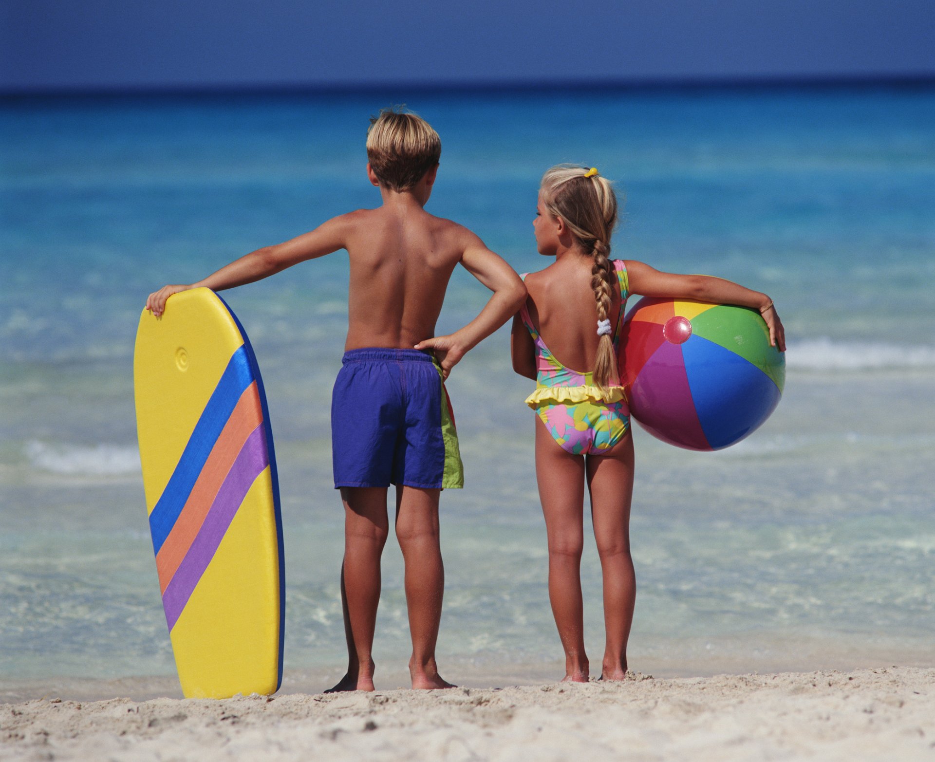 l humeur les enfants garçon jeune fille mer vacances fond papier peint