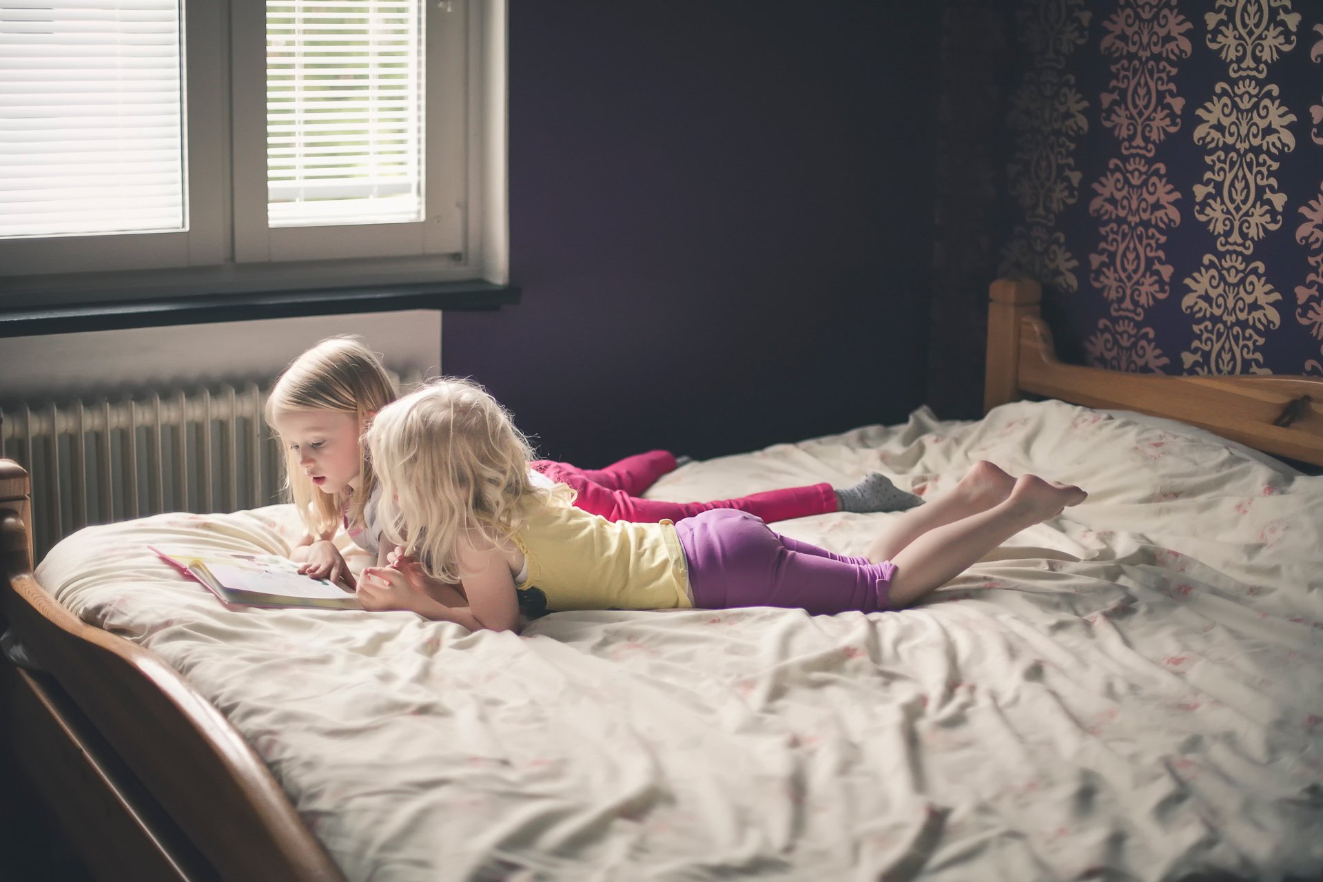 niños niñas cama libro lectura